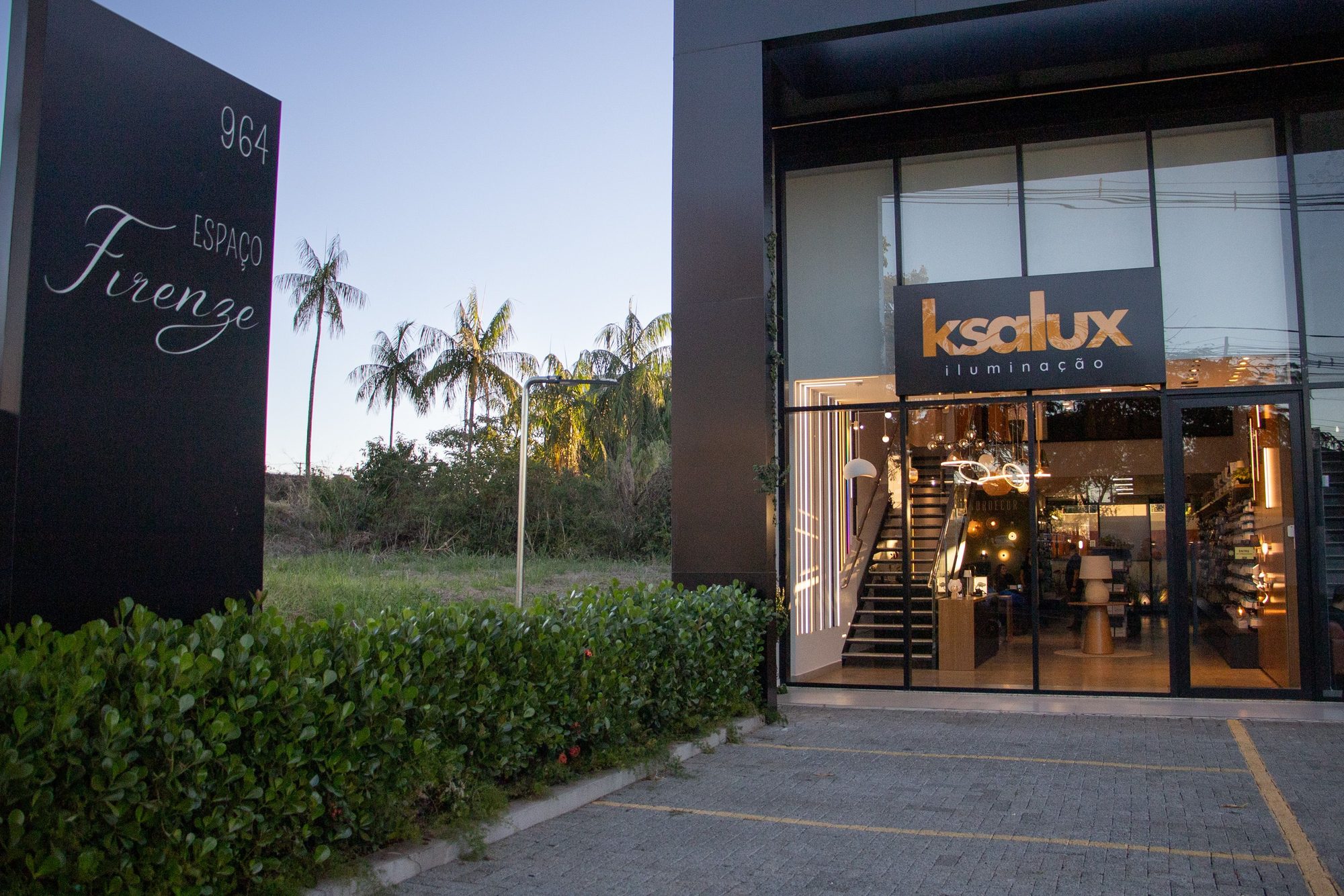 Fachada da Ksalux Iluminação ao entardecer, no Espaço Firenze, em Londrina